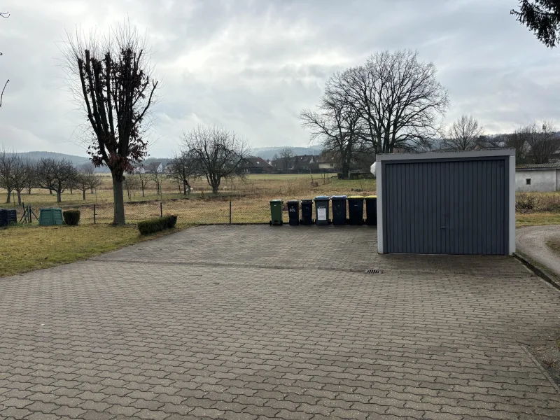 Hof und Garage