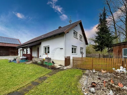 Titelbild - Haus kaufen in Aholfing - Einfamilienhaus in Aholfing mit viel Platz für Gartenliebhaber!