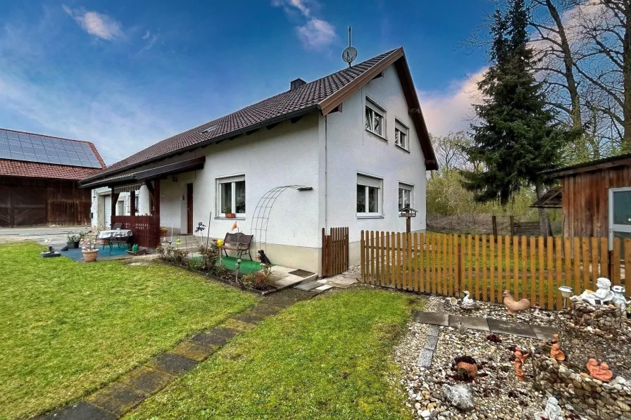 Titelbild - Vorderansicht - Haus kaufen in Aholfing - Obermotzing bei Aholfing - 3,5 km zur B8: Einfamilienhaus mit großen Garten