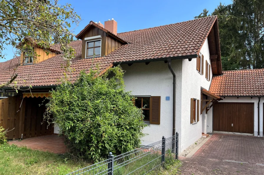 Titelbild - Vorderansicht - Haus kaufen in Landau - Doppelhaushälfte in Landau an der Isar - obere Stadt 