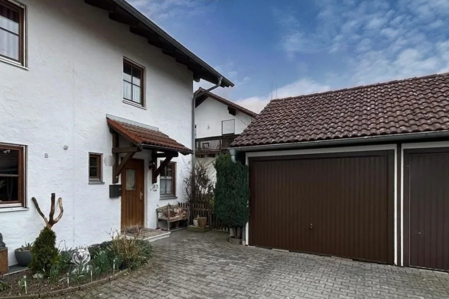 Titelbild - Eingang und Garage - Haus kaufen in Bogen - Wohnen mit Garten in der Stadt Bogen