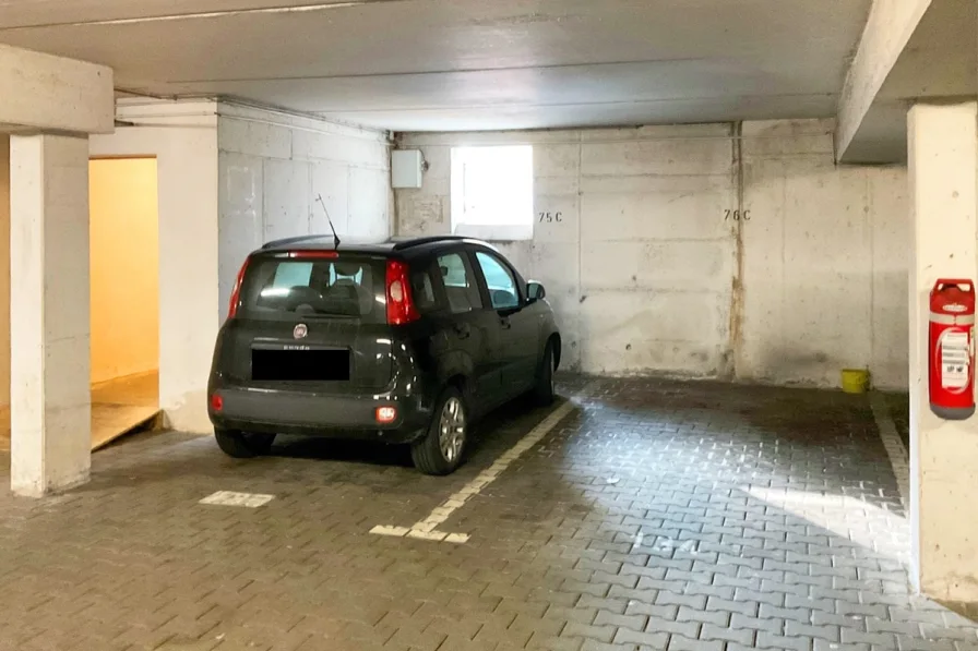 Tiefgaragenstellplatz 75 C (links)