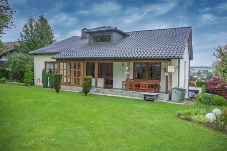 Titelbild - Gartenansicht - Haus kaufen in Eichendorf - In Eichendorf - sofort verfügbar: Stilvolles Einfamilienhaus mit zeitgemäßem Komfort