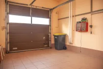 Garage mit elektrischem Tor