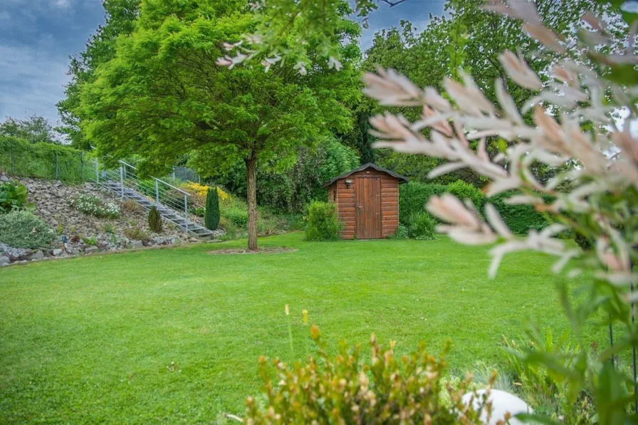 Weiterer Blick in den Garten