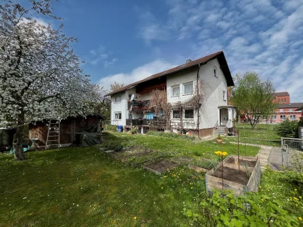 Titelbild - Außenansicht - Haus kaufen in Dingolfing - Vermietetes Zweifamilienhaus in Dingolfing Höll-Ost I - genehmigte Planung für 3-Spänner-Reihenhaus vorhanden