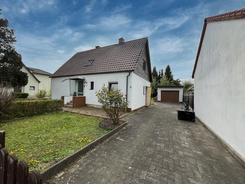 Titelbild - Außenansicht - Haus kaufen in Dingolfing - Vermietetes Einfamilienhaus in ruhiger Lage in Dingolfing-Friedenheim