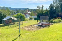 Blick in den Garten, über Schwarzach in den Bayerischen Wald