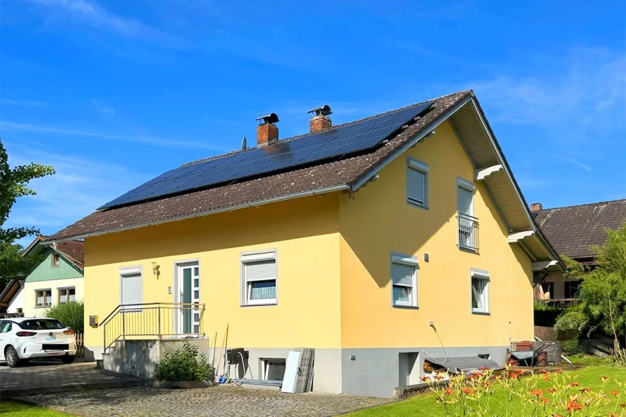 Titelbild - Gartenansicht - Haus kaufen in Schwarzach - Saniertes Einfamilienhaus mit Erbbaurecht in Schwarzach mit Ausblick in den Bayerischen Wald