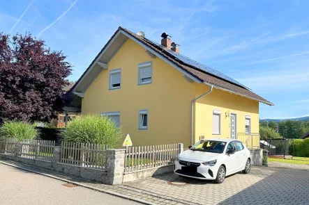 Titelbild - Straßenansicht - Haus kaufen in Schwarzach - Inmitten von Schwarzach mit Blick in den Bayerischen Wald: Einfamilienhaus mit Erbbaurecht 