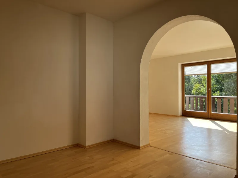 Esszimmer mit Blick Richtung Wohnzimmer