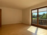 Wohnzimmer mit Zugang zum Westbalkon