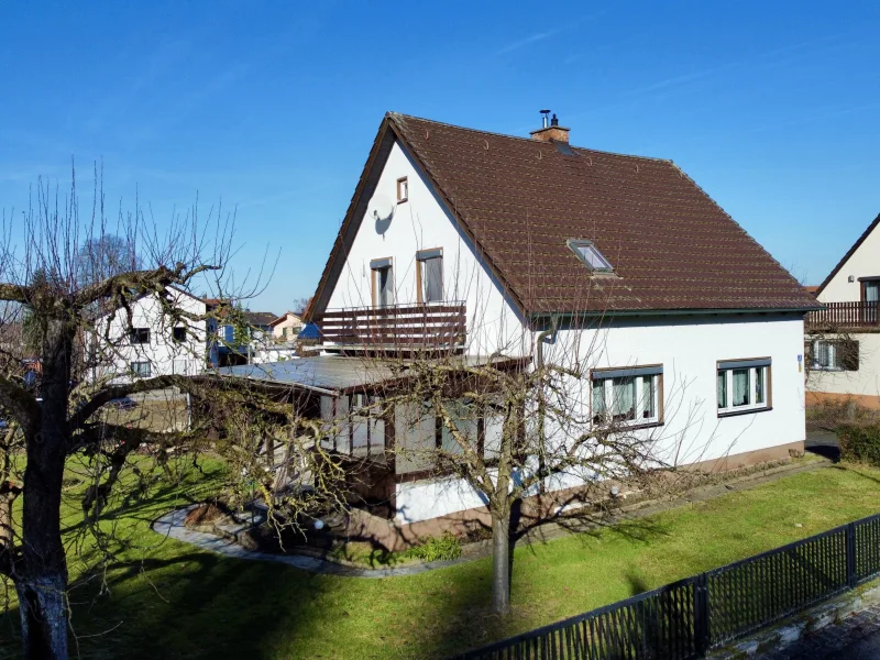 Titelbild - Haus kaufen in Dingolfing - Genießen Sie die Ruhe im Garten: Einfamilienhaus mit Garage in Dingolfing/Krautau