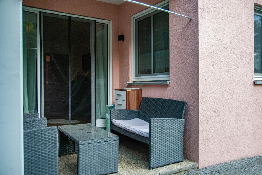 Titelbild - überdachte Westterrasse - Wohnung kaufen in Landau - Ihr Mieter ist schon da! 2-Zimmer-Erdgeschosswohnung in der oberen Stadt von Landau/Isar