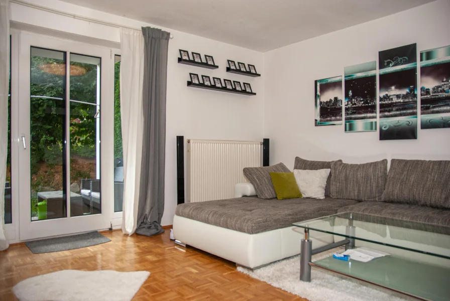 Titelbild - Wohnzimmer mit Zugang zur Terrasse - Wohnung kaufen in Landau - 2-Zimmer-Wohnung in Landau/Isar - obere Stadt