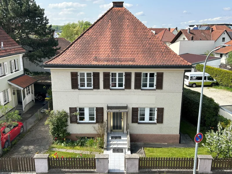 Titelbild - Vorderansicht - Haus kaufen in Dingolfing - Kleine Stadtvilla in ruhiger und dennoch zentraler Lage von Dingolfing 