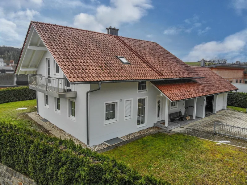 Titelbild - nordöstliche Außenansicht - Haus kaufen in Eichendorf - Zweifamilienhaus in Perbing bei Eichendorf