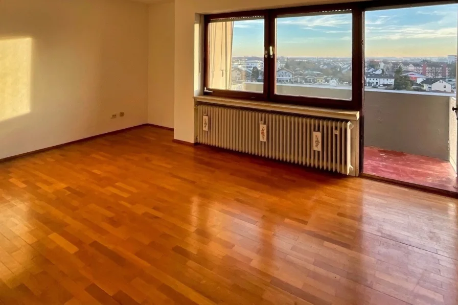 Titelbild - Wohnzimmer mit Zugang zum Balkon - Wohnung kaufen in Straubing - Nahe B20 im Straubinger Osten: Bezugsfertige Wohnung mit eindrucksvollem Ausblick