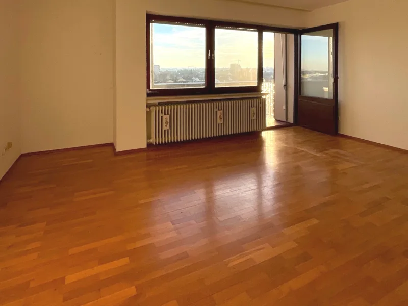 Wohnzimmer mit Zugang zum Balkon