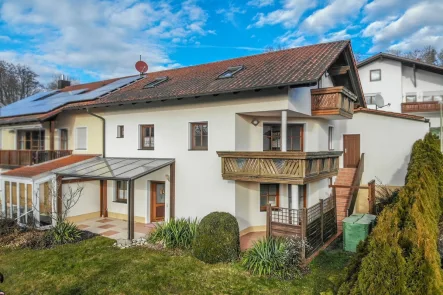 Titelbild - Haus kaufen in Reisbach - Doppelhaushälfte mit Einliegerwohnung in Warth - Steinberg