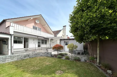 Titelbild - Gartenansicht - Haus kaufen in Straubing - Mehrgenerationenwohnen möglich! Großes Einfamilienhaus in Straubing 