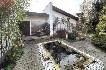 Außenansicht - Hauseingang - Haus kaufen in Straubing - Seltene Gelegenheit - Bungalow im Straubinger Westen nahe B8