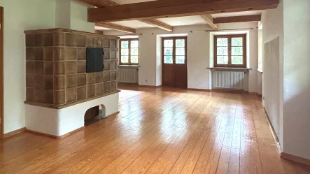 Titelbild - Wohnzimmer mit Kachelofen - Haus kaufen in Bogen - Einziehen und wohfühlen! Landhaus in der Donaustadt Bogen 