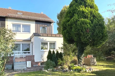 Titelbild - Gartenansicht - Haus kaufen in Straubing - Familienfreundliches Zuhause mit zwei Garagen in ruhiger Lage in Straubing-Ost