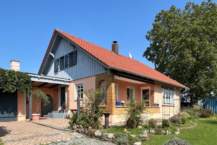 Titelbild - Haus kaufen in Aiterhofen - Ihr Traumhaus - ab sofort frei - in ruhiger Stadtrandlage zu Straubing