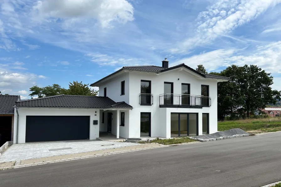 Titelbild - Haus kaufen in Hunderdorf - Moderne Eleganz & ruhiges Wohnen: Erstbezug in Hunderdorf