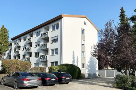 Titelbild - Außenansicht Südseite - Wohnung kaufen in Straubing - Helle und freundliche 3-Zimmer-Wohnung mit Loggia und Garage im Straubinger Süden