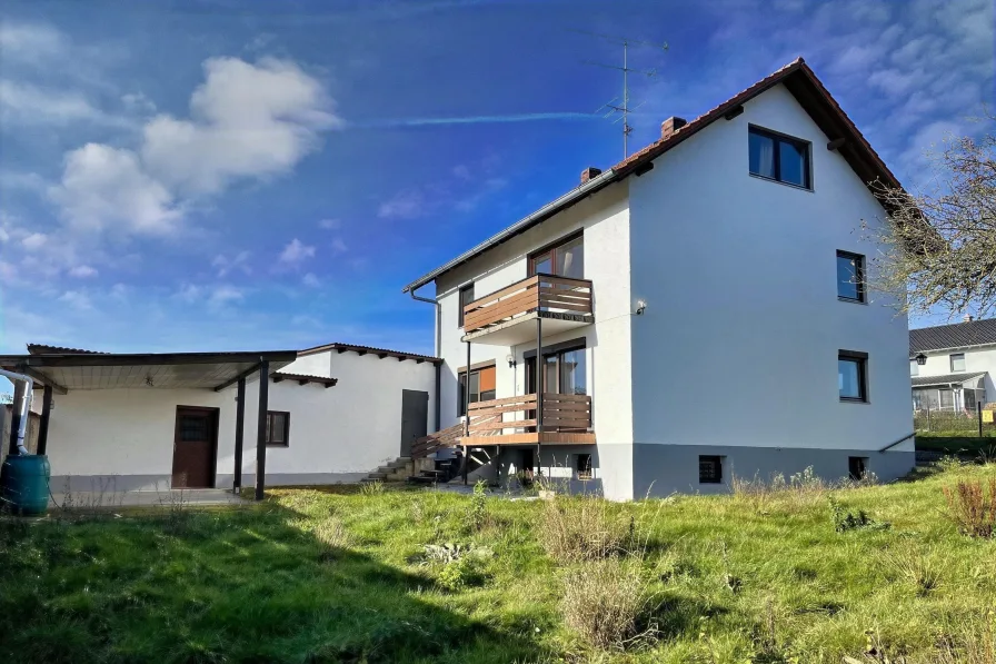 Titelbild - Südliche Außenansicht - Haus kaufen in Landau - Großes Einfamilienhaus in Oberhöcking bei Landau an der Isar - ab sofort verfügbar