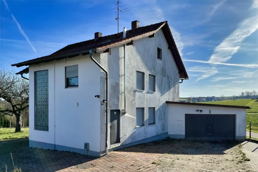 Straßenansicht - Haus kaufen in Landau - Großes Einfamilienhaus in Oberhöcking bei Landau an der Isar