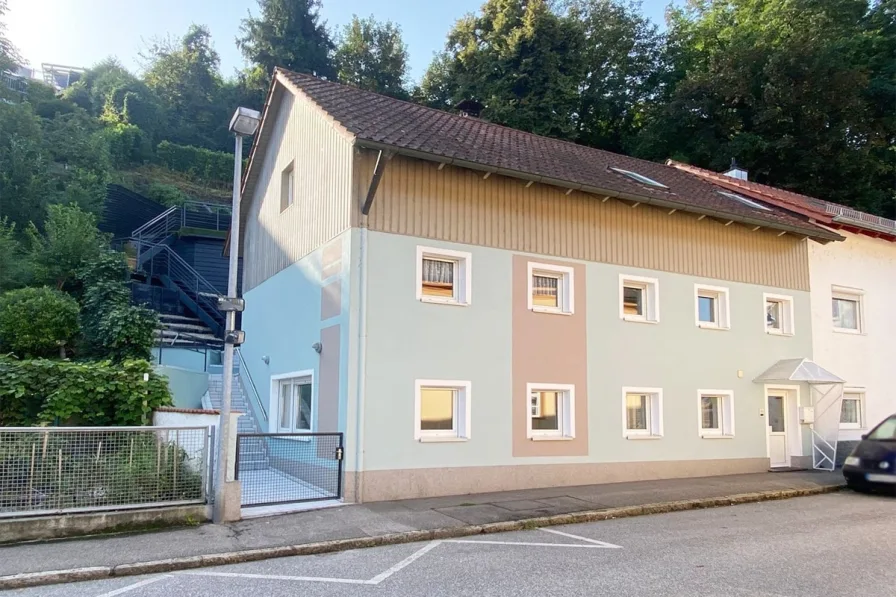 Titelbild - Haus kaufen in Landau - Vermietetes Reiheneckhaus in Landau an der Isar - untere Stadt