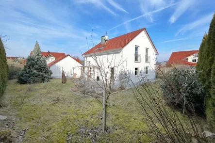 Titelbild - Haus kaufen in Mengkofen - Bezugsfertiges Einfamilienhaus mit Garten in Mengkofen