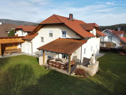 Titelbild - Haus kaufen in Kirchroth - Ihr Traumhaus in Kirchroth - Stilvoll Wohnen mit viel Platz und herrlichem Garten am Waldrand!