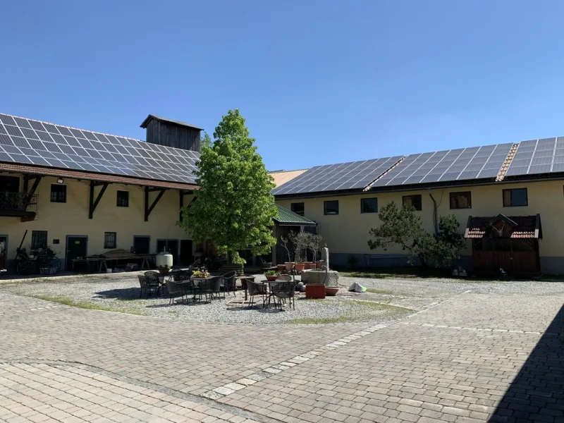 Innenhof, PV-Anlagen mit gesamt ca. 86 kWp