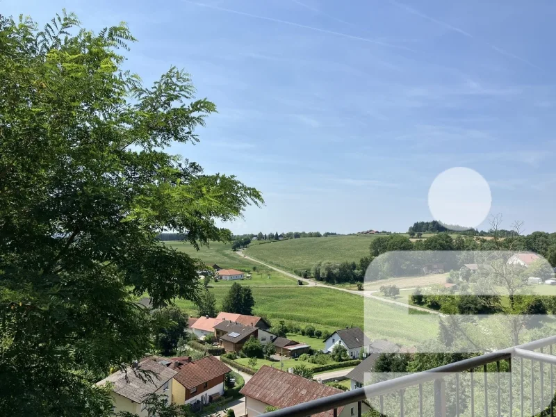 Ausblick in die Rottaler Hügellandschaft - Wohnung kaufen in Bad Griesbach - Großzügige 2-Zimmer Wohnung in Bad Griesbach