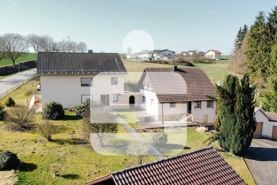 ANSICHT (BEIDE HÄUSER) - Haus kaufen in Vilshofen - Zwei Häuser mit vielen Möglichkeiten & großem Grundstück in Vilshofen Waizenbach