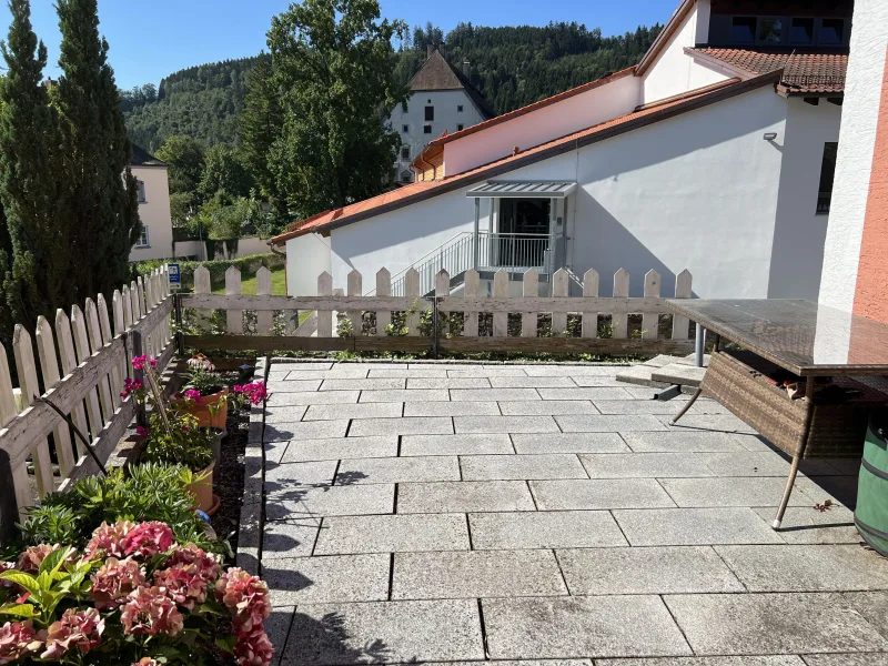 Vorplatz/Terrasse EG