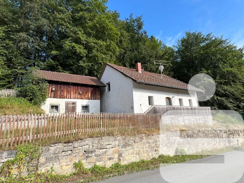 Hausansicht Westseite - Haus kaufen in Hauzenberg - Grundstück mit Altbestand im Außenbereich Hauzenberg - lassen Sie hier etwas Neues entstehen! 