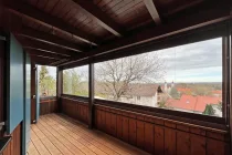 Balkon mit Verglasung und Ausblick