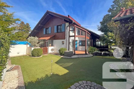 Seitenansicht mit Puttinggreen - Haus kaufen in Irsee - Energetisch hochwertiges Einfamilienhaus in Irsee!