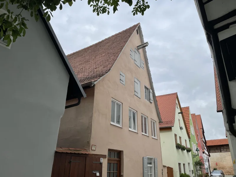 Straßenansicht - Haus kaufen in Nördlingen - Im Herzen von Nördlingen! Sanierungsobjekt mit Sonder-AfA