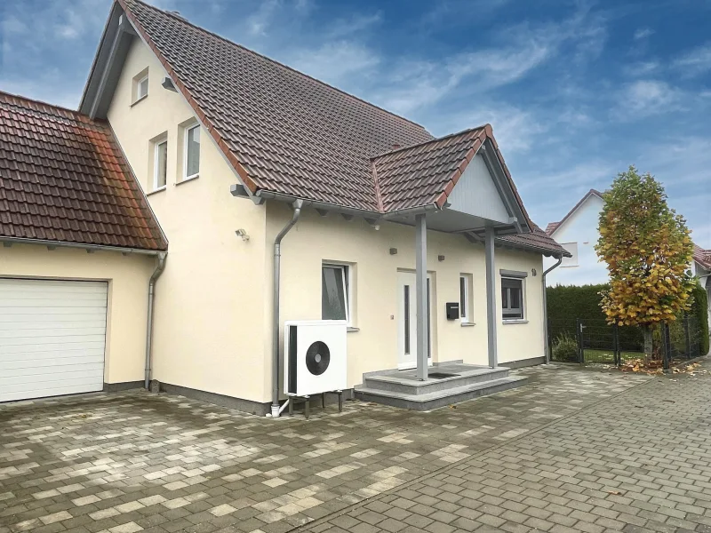 Außenansicht mit Garage