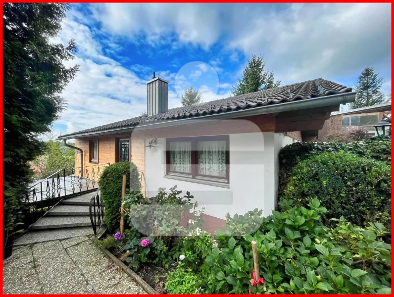 Hausansicht - Haus kaufen in Spiegelau - Teilrenoviertes EFH mit Wintergarten und toller Aussicht in 94518 Spiegelau/Oberkreuzberg