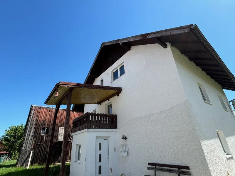 Hausansicht - Haus kaufen in Spiegelau - Sanierungsbedürftiges Mehrfamilienhaus in 94518 Spiegelau