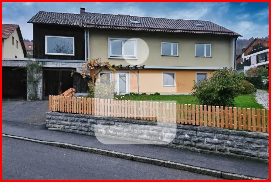 Hausansicht - Haus kaufen in Grafenau - Großzügiges EFH mit ELW und tollem Ausblick in 94481 Grafenau/Schlag - Sanierungsfahrplan vorhanden!