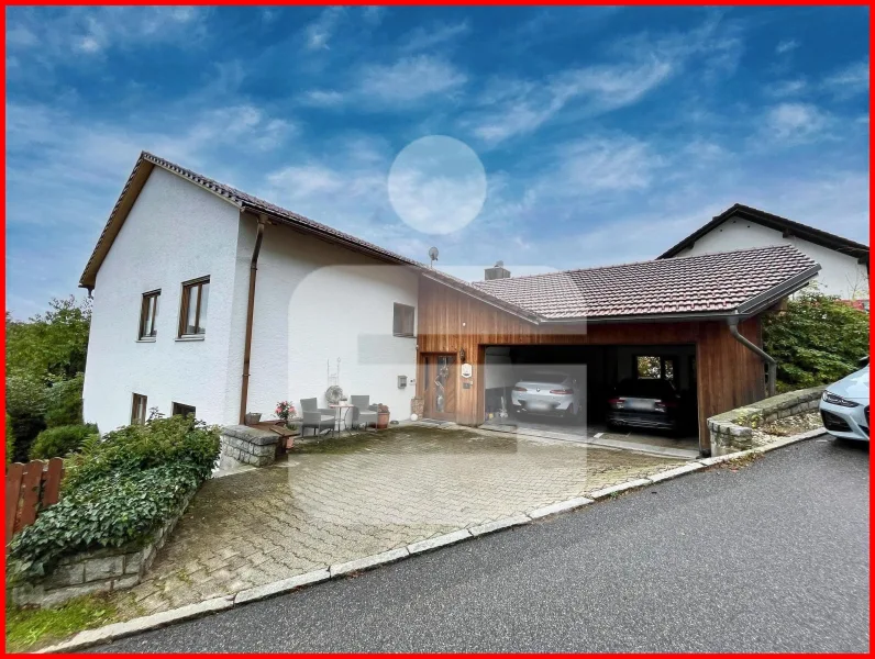 Hausansicht/Doppelgarage - Haus kaufen in Grafenau - freistehendes Ein-/Zweifamilienhaus in 94481 Grafenau