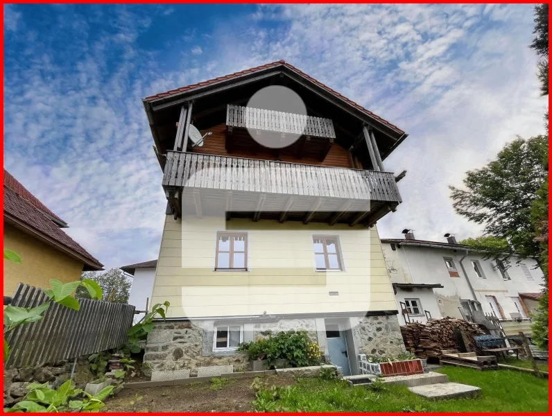 Hausansicht - Haus kaufen in Spiegelau - Einfamilienhaus mit Einliegerwohnung in 94518 Spiegelau/Klingenbrunn